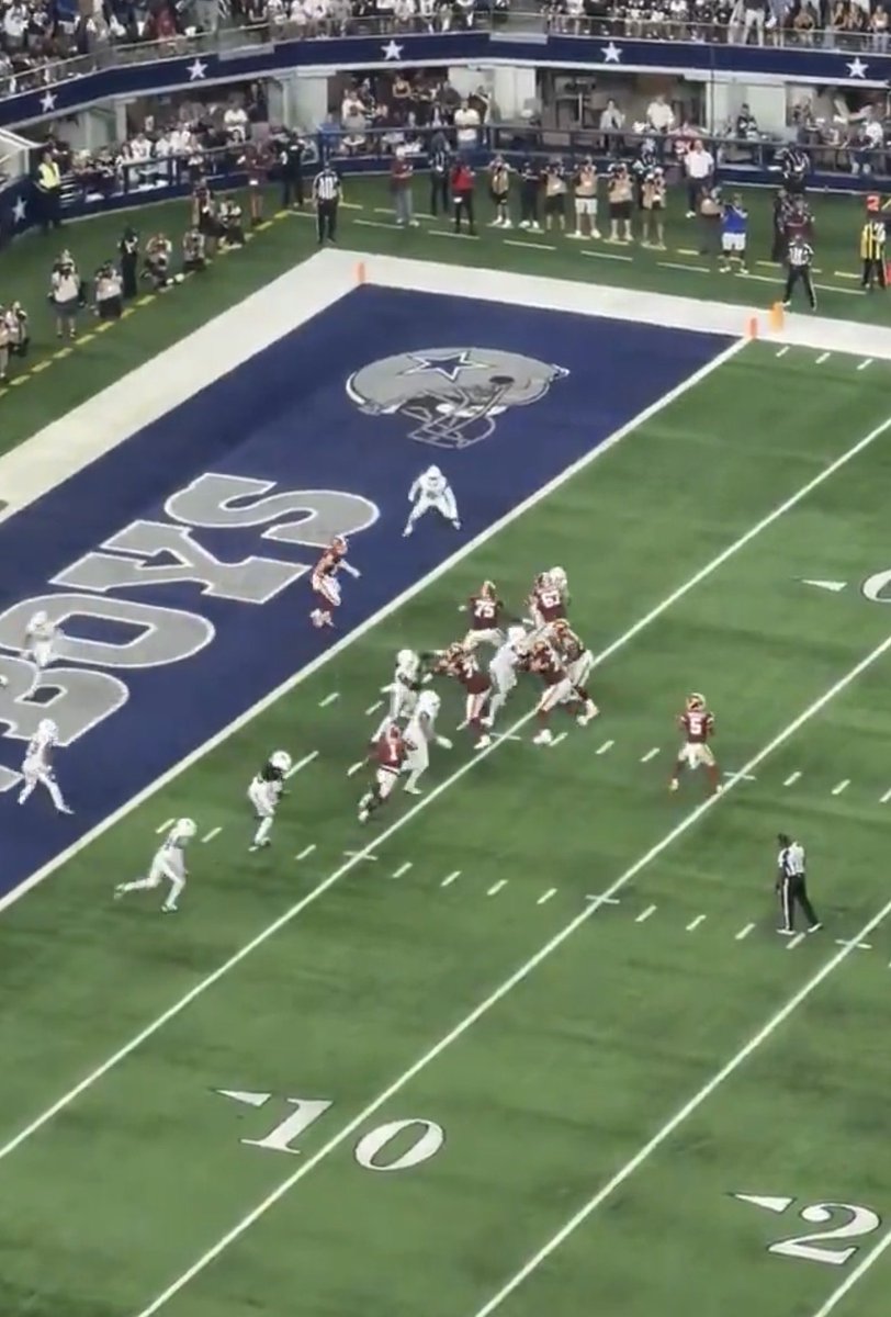 BBNxHTTR's tweet photo. @TheBurgundyBard Damn, why does he not throw a heater to Bates right here? Instead he waits for Terry on a long drag route. Could’ve definitely got it to Bates before Dallas got there. https://t.co/YW6ltGsgOQ