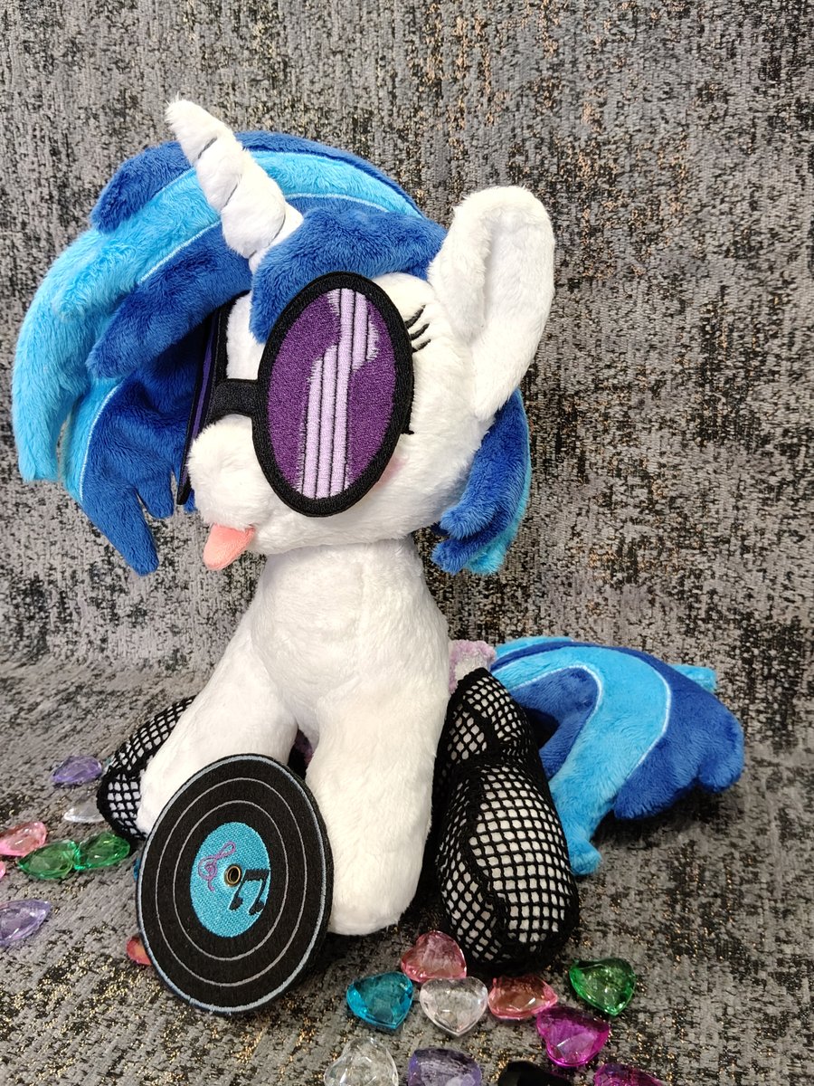 1stAstraStudio's tweet photo. Vinyl Scratch is still looking for a lovely home.
$365 + shipping
PayPal electronic card or any credit card are accepted.
She is 11" (27 cm) tall
#crafting #craft #handmade #plushie #plush #pony #mlp #mylittlepony #unicorn #Vinyl #VinylScratch #stockings https://t.co/6y3wgIahM3