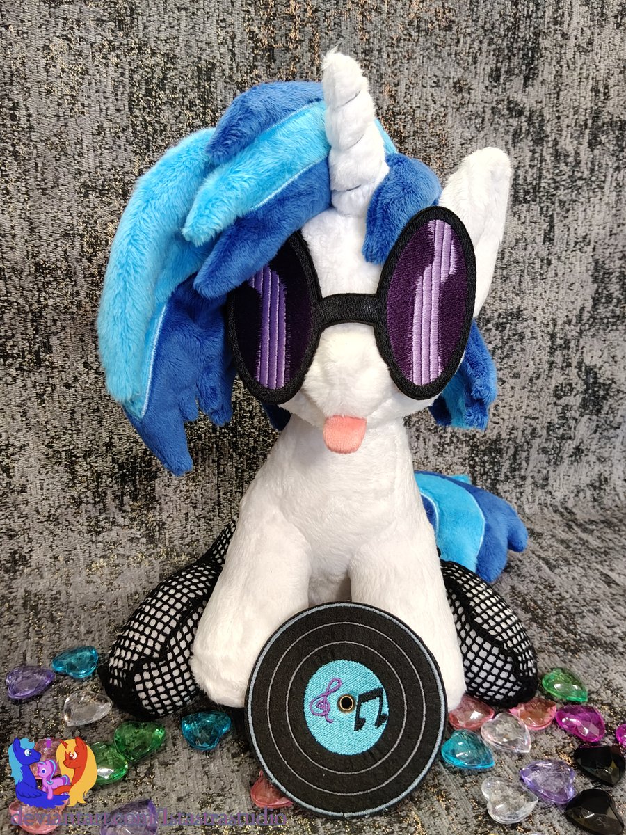 1stAstraStudio's tweet photo. Vinyl Scratch is still looking for a lovely home.
$365 + shipping
PayPal electronic card or any credit card are accepted.
She is 11" (27 cm) tall
#crafting #craft #handmade #plushie #plush #pony #mlp #mylittlepony #unicorn #Vinyl #VinylScratch #stockings https://t.co/6y3wgIahM3
