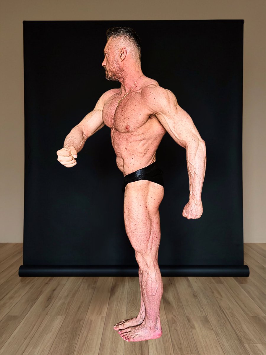 kristofitcoach's tweet photo. 💪 TRENING POZOWANIA: SIDE CHEST • SIDE RELAXED
Prawa i lewa strona. Symetria nie powstaje przypadkiem.
Dwie pozy, dwie strony ciała i jeden cel — maksymalnie wykorzystać potencjał sylwetki na scenie.
#bodybuilding #posing #physique #contestprep #trenerpersonalny https://t.co/6zCszA4oA7