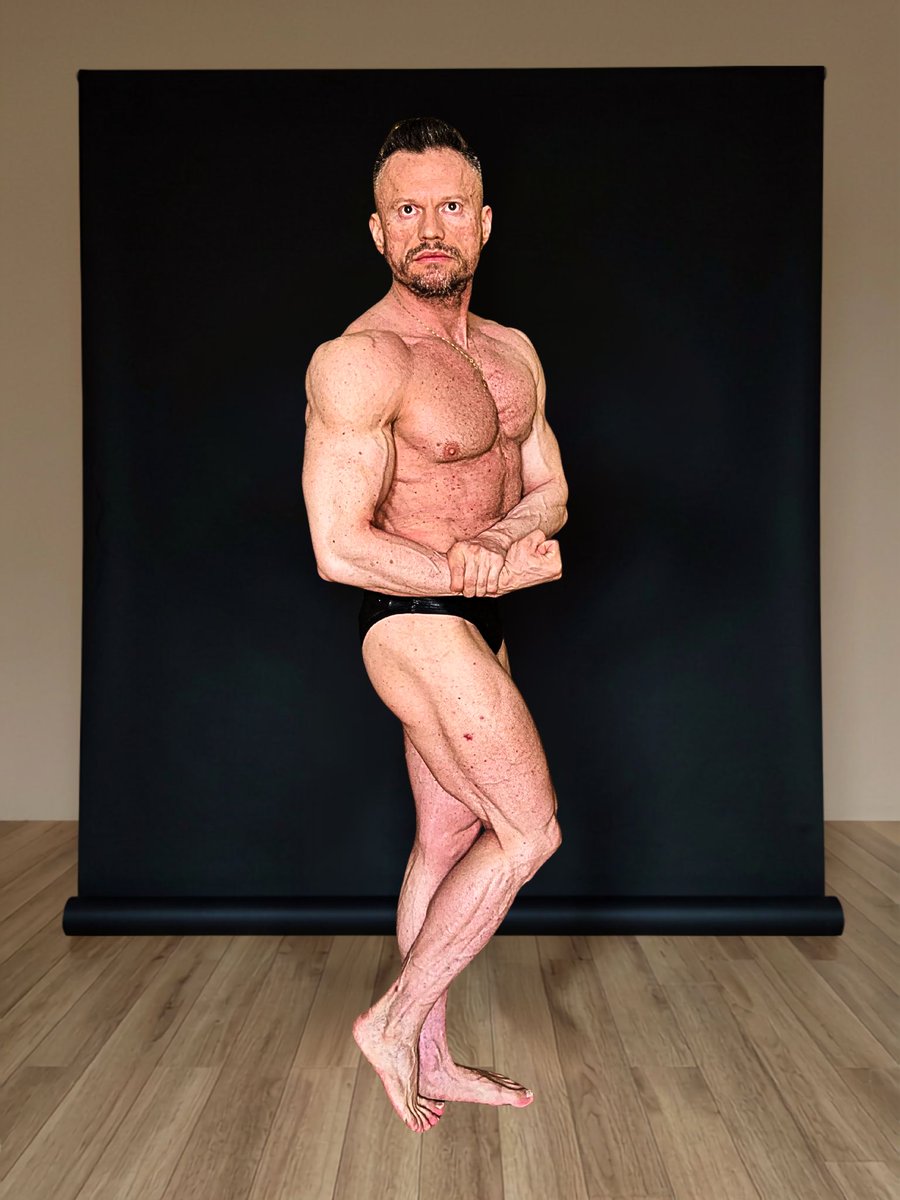 kristofitcoach's tweet photo. 💪 TRENING POZOWANIA: SIDE CHEST • SIDE RELAXED
Prawa i lewa strona. Symetria nie powstaje przypadkiem.
Dwie pozy, dwie strony ciała i jeden cel — maksymalnie wykorzystać potencjał sylwetki na scenie.
#bodybuilding #posing #physique #contestprep #trenerpersonalny https://t.co/6zCszA4oA7
