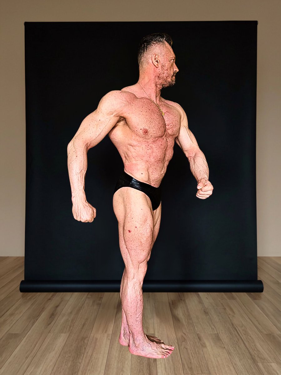 kristofitcoach's tweet photo. 💪 TRENING POZOWANIA: SIDE CHEST • SIDE RELAXED
Prawa i lewa strona. Symetria nie powstaje przypadkiem.
Dwie pozy, dwie strony ciała i jeden cel — maksymalnie wykorzystać potencjał sylwetki na scenie.
#bodybuilding #posing #physique #contestprep #trenerpersonalny https://t.co/6zCszA4oA7