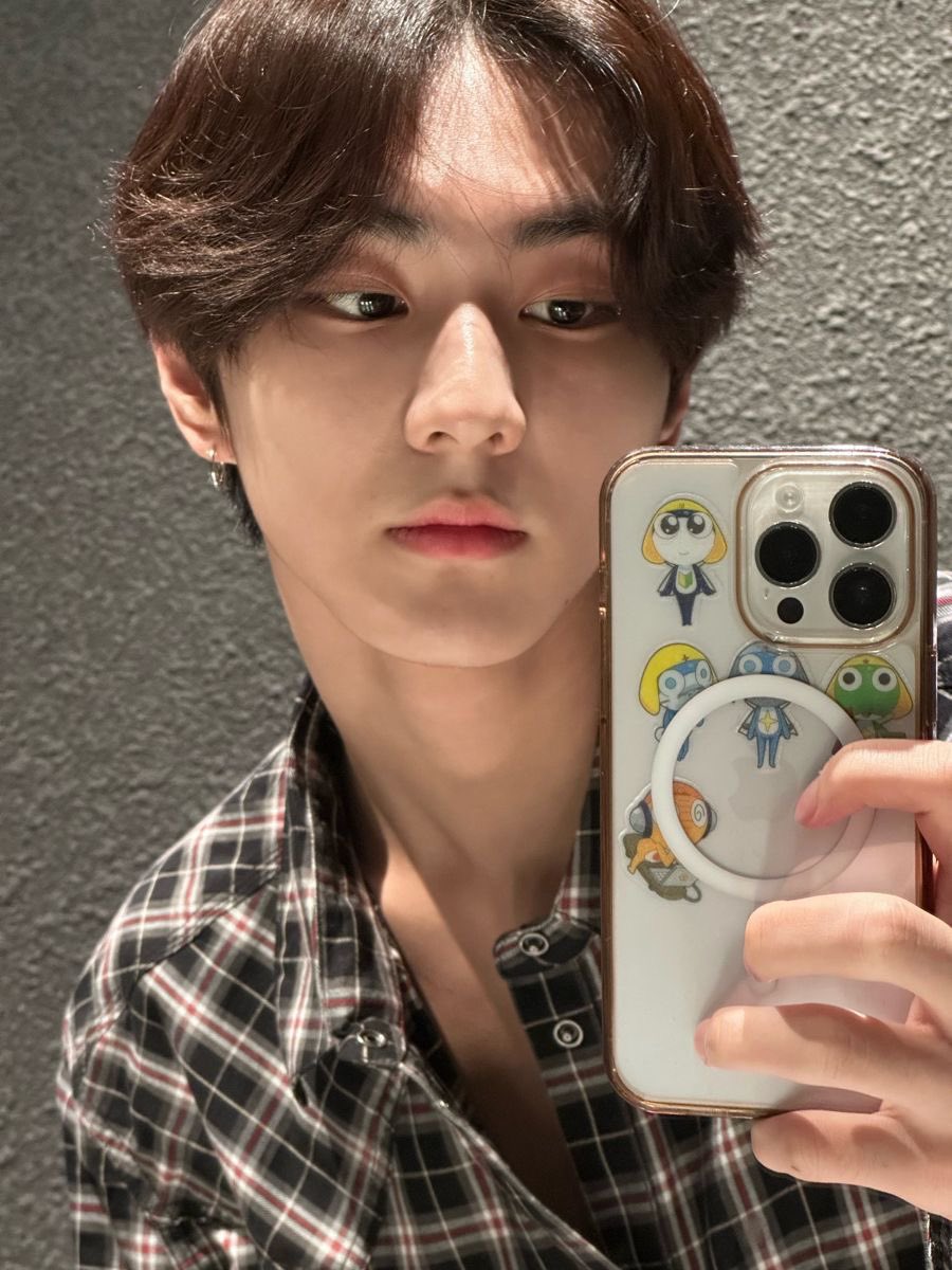 ridetosolarr's tweet photo. meskipun jungwon blg ‘gk pakau iphone’ tp mukanya mencurigakan bgt dah WKWK

🗣️: “iphone baru kan baru aja keluar. km ada niat ganti?”
🐈: “gk 🫣🫣 aku gk pakai iphone.”
🗣️: “tp selfie pakai ipuone bagus bgt loh.”
🐈: “masa 😏😏 aku sih gk terlalu suka iphone.”

PDHL DIA DULU PAS PAKAI IPHONE SEMANTEP INI ANJIRRRR 😔😔😔😔 https://t.co/wo02YCry3F