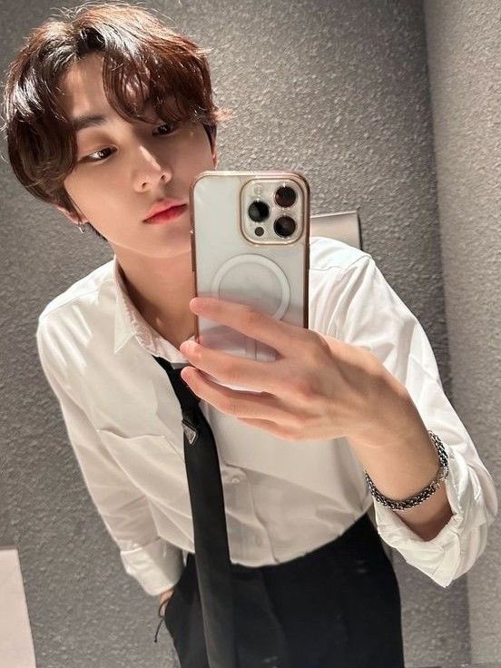 ridetosolarr's tweet photo. meskipun jungwon blg ‘gk pakau iphone’ tp mukanya mencurigakan bgt dah WKWK

🗣️: “iphone baru kan baru aja keluar. km ada niat ganti?”
🐈: “gk 🫣🫣 aku gk pakai iphone.”
🗣️: “tp selfie pakai ipuone bagus bgt loh.”
🐈: “masa 😏😏 aku sih gk terlalu suka iphone.”

PDHL DIA DULU PAS PAKAI IPHONE SEMANTEP INI ANJIRRRR 😔😔😔😔 https://t.co/wo02YCry3F