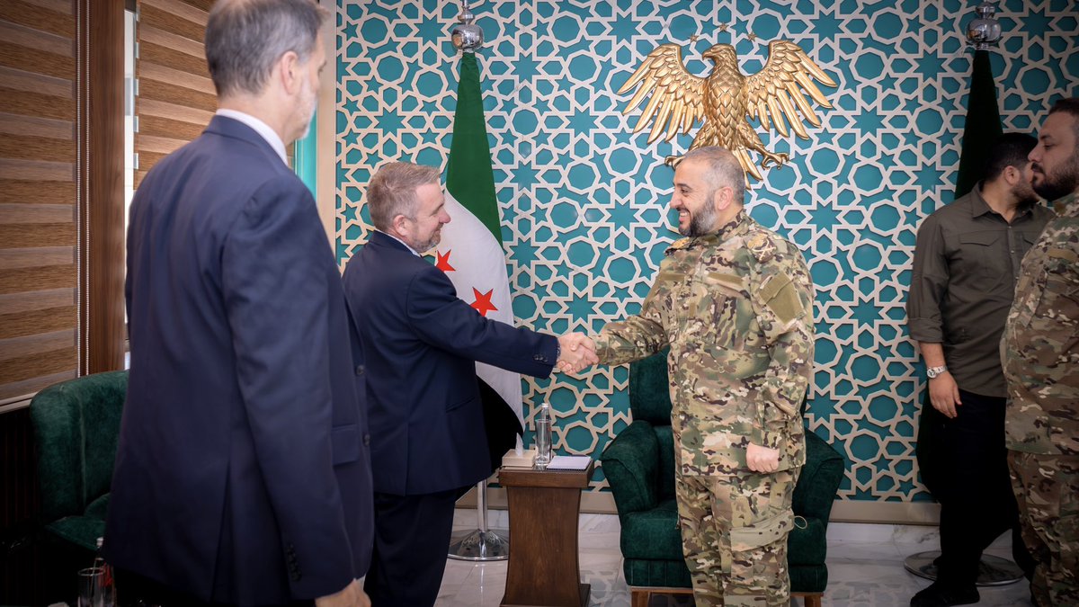 Sy_Defense's tweet photo. استقبل وزير الدفاع اللواء المهندس مرهف أبو قصرة، كبير مستشاري وزارة الدفاع البريطانية لشؤون الشرق الأوسط وشمال أفريقيا، الفريق البحار إدوارد أهلغرين والوفد المرافق له، لبحث آخر التطورات الإقليمية وتعزيز التعاون بين الجانبين.

#الجمهورية_العربية_السورية
#وزارة_الدفاع https://t.co/PpwYWVMjDv