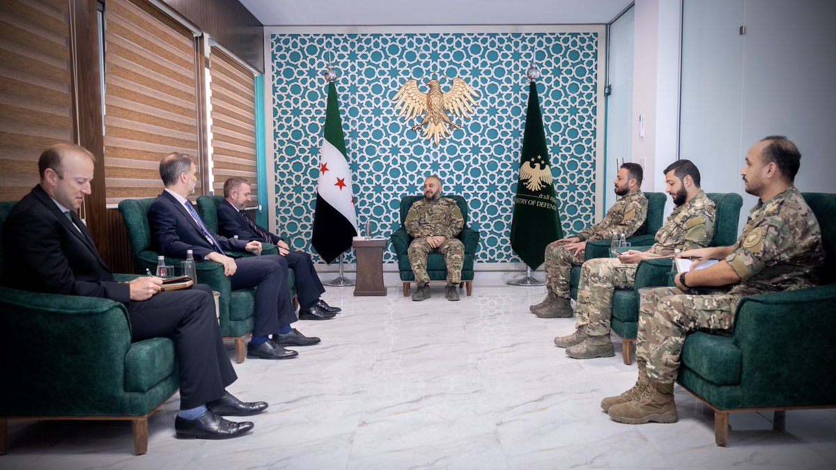 Sy_Defense's tweet photo. استقبل وزير الدفاع اللواء المهندس مرهف أبو قصرة، كبير مستشاري وزارة الدفاع البريطانية لشؤون الشرق الأوسط وشمال أفريقيا، الفريق البحار إدوارد أهلغرين والوفد المرافق له، لبحث آخر التطورات الإقليمية وتعزيز التعاون بين الجانبين.

#الجمهورية_العربية_السورية
#وزارة_الدفاع https://t.co/PpwYWVMjDv