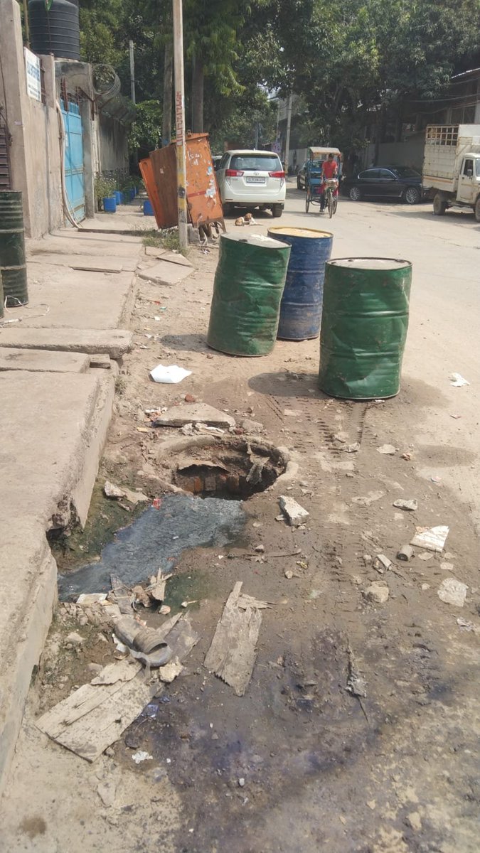 subhashudy14741's tweet photo. उद्योग नगर में @DelhiJalBoard की सीवर व्यवस्था की स्थिति गंभीर है कई स्थानों पर सीवर ओवरफ्लो हो रहा है, J-22 के सामने सीवर के कवर भी नहीं लगे हैं, जिससे दुर्घटना की आशंका बनी रहती है 1916 पर कई बार शिकायत करने के बावजूद कार्रवाई नहीं हो रही है। @p_sahibsingh @LtGovDelhi @Ceo_djb https://t.co/p3ZLl4RqVS