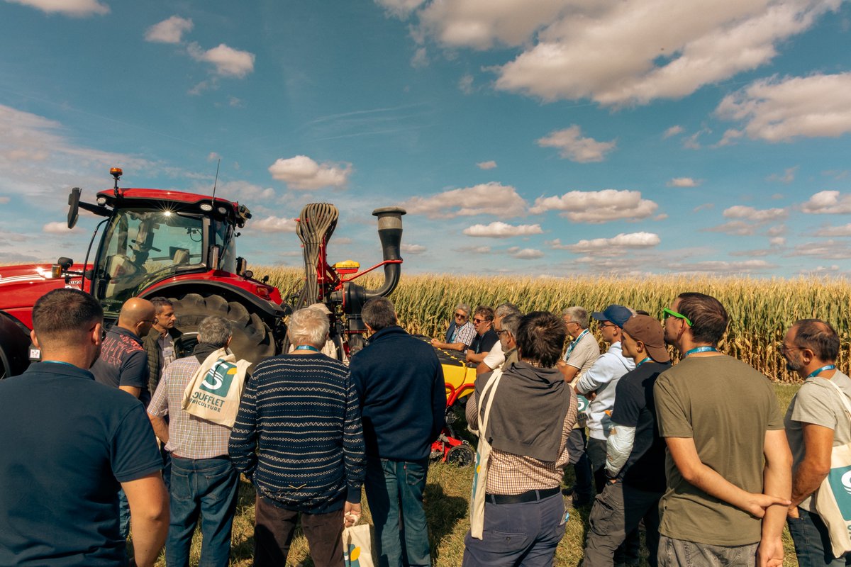 Soufflet_Agri's tweet photo. 🎂 10 ans de #SouffletSeeds, ça se fête !
Une journée exceptionnelle à Corbeilles-en-Gâtinais avec près de 600 clients, partenaires et collaborateurs réunis autour de notre plateforme agronomique:
Colza 🌼, Maïs 🌽, Tournesol 🌻 et Couverts végétaux🍀
#Agriculture #Semences https://t.co/WEncTgSOhj