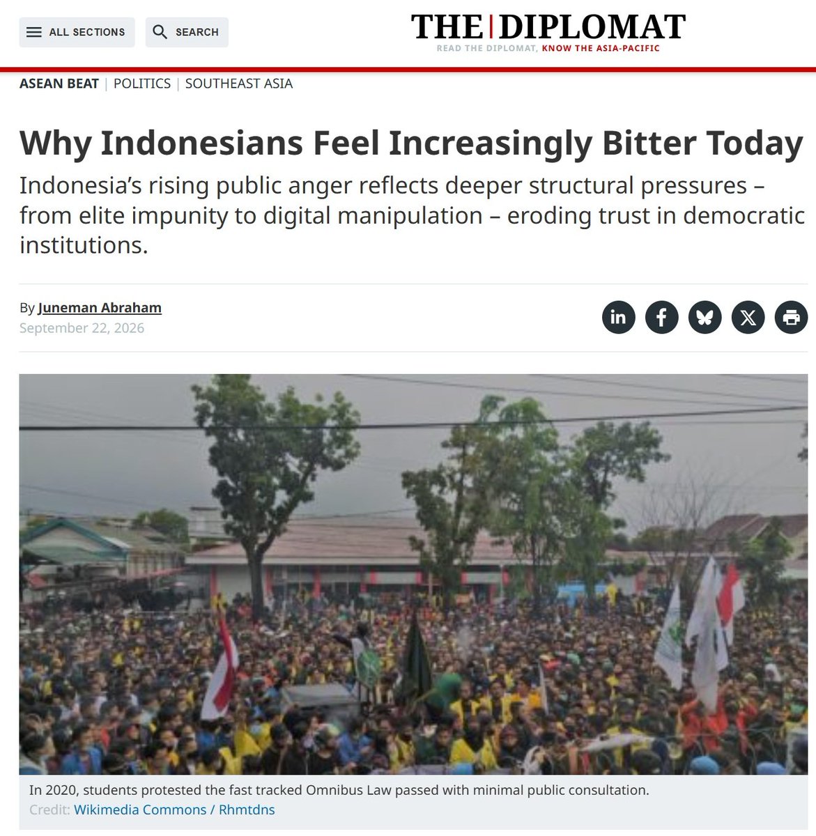 LambeSahamjja's tweet photo. indonesia lagi di gosipin media asing:
- kenapa org indonesia makin pahit sama marah
- awalnya dikira gara gara ekonomi phk harga hidup korupsi
- ternyata lebih ke soal respons pemerintah tiap kali ada kritik
- ada inget istilah indonesiagelap dulu org protes soal lapangan kerja biaya hidup efisiensi anggaran
- prabowo jawab waktu itu indonesia punya masa depan cerah bahkan bilang indonesia di atas jepang inggris prancis
- luhut juga pernah bilang yang gelap kau bukan indonesia
- soal mbg prabowo bilang banyak pakar ngejek nyinyir bahkan nganggep dirinya diserang
- padahal menurut artikel harusnya substansi kritiknya dijawab dulu bukan org yang ngritik
-  belakangan prabowo nyebut pakar yang katanya sebar fitnah sampe bilang saking pintarnya jadi goblok
- soal karhutla prabowo bilang kebakaran dulu lebih parah 
- padahal org yang lagi kena asap sekarang gak butuh perbandingan kayak gitu
- the diplomat pake istilah ressentiment kemarahan yang numpuk krn org ngerasa gak punya kuasa sama gak percaya institusi bakal beresin masalah
- polanya org protes pemerintah malah bahas org yang protes dikasih label nyinyir pesimis lebay ujungnya kepercayaan publik abis pelan pelan