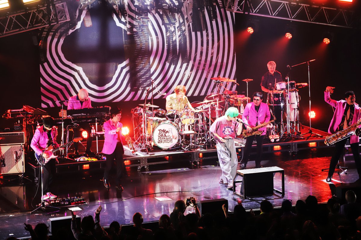 tokyoskaj's tweet photo. ＼Kroi Live Tour 2026 "JUNGLE"／
📌Zepp Haneda(TOKYO)

スカパラツアーにてKroiと対バンしてから
ずっと楽しみにしていた今日の公演❤️‍🔥

Kroiステージにて
「Paradise Has No Border」に
スカパラがゲスト出演するという
初の経験をさせていただきました✨
お互いのファン同士が音楽を全力で
楽しんでくれていて本当に嬉しかったです💥
あの日の夜を超える伝説の夜になりました🌙
また絶対にどこかでご一緒できますように🙌

#Kroi
#スカパラ
集合写真📸Kaito Ono @_onokaito
