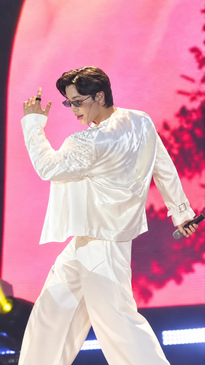 DiDiia9qf's tweet photo. White suit, bright aura.🤍💫
#AungZabu #TheArtofTraditionMyanmar https://t.co/e3AuJbRLVe