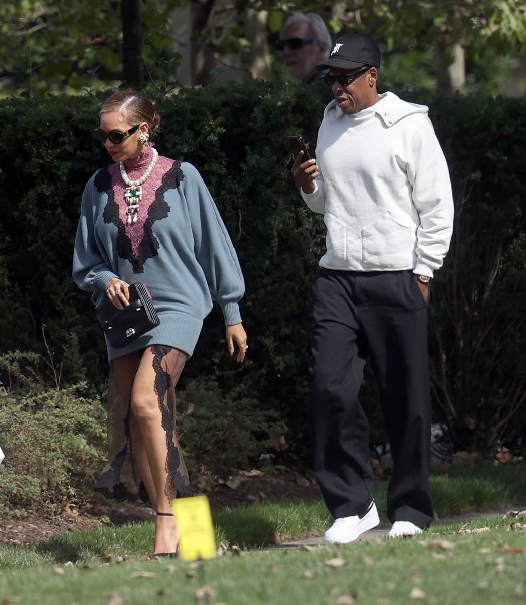 beyoncebrasil's tweet photo. Beyoncé e Jay-Z foram vistos passeando juntos pelos Hamptons, em Nova York. 💙 https://t.co/2IQJ6kDi1u
