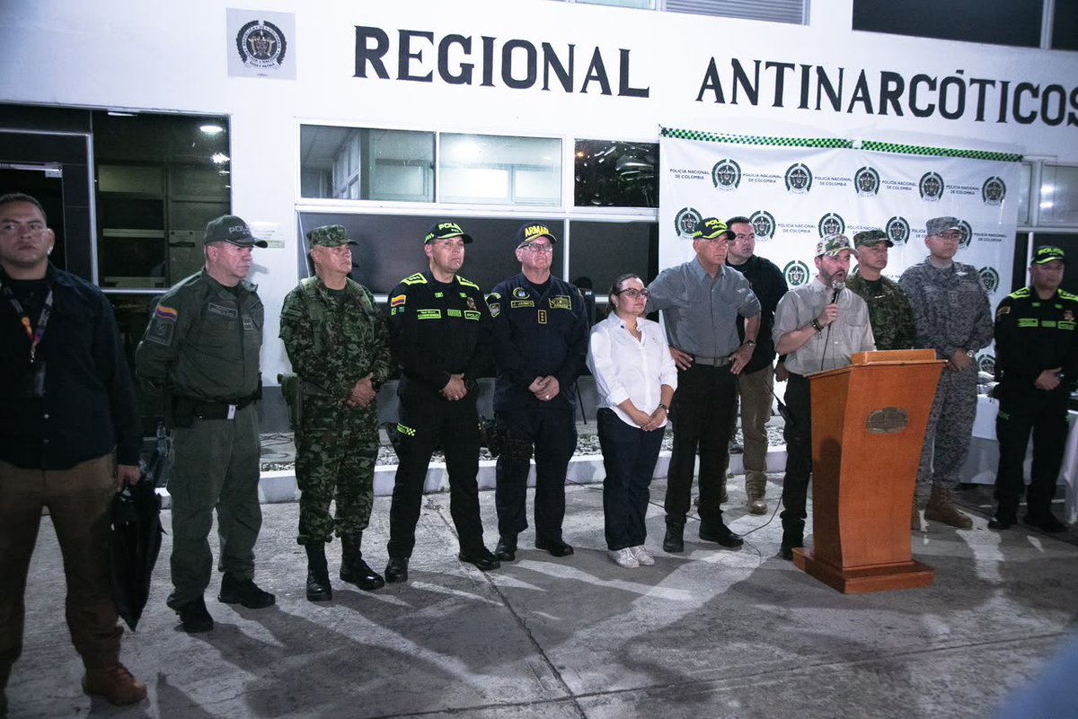 DirectorPolicia's tweet photo. ¡𝗛𝗼𝗻𝗼𝗿 𝘆 𝗴𝗹𝗼𝗿𝗶𝗮 𝗽𝗮𝗿𝗮 𝗻𝘂𝗲𝘀𝘁𝗿𝗼𝘀 𝗰𝗼𝗺𝗮𝗻𝗱𝗼𝘀 𝗝𝘂𝗻𝗴𝗹𝗮!

A nuestros policías que, con valentía, disciplina y profesionalismo, llegaron hasta zona rural de Santa Marta para enfrentar a quienes amenazan la tranquilidad de los colombianos: gracias por cumplirle al país.

Quiero exaltar el valor de cada uniformado que hizo parte de esta operación. Su determinación permitió neutralizar siete integrantes de las Autodefensas Conquistadoras de la Sierra Nevada entre ellos al segundo cabecilla y financiero alias ‘Cholo’, además de afectar de manera contundente su capacidad armada y criminal.

A nuestros policías de @PoliciaAntiNar, Comandos Jungla, hombres de la Aviación Policial, investigadores y a todos los que participaron, mi reconocimiento y gratitud. Cada operación demuestra que donde exista una amenaza contra los colombianos, allí estará la @PoliciaColombia para enfrentarla.

#DiosYPatria