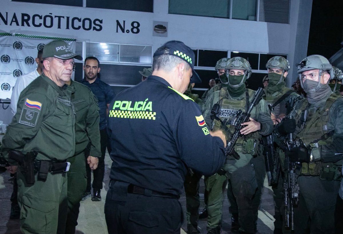 DirectorPolicia's tweet photo. ¡𝗛𝗼𝗻𝗼𝗿 𝘆 𝗴𝗹𝗼𝗿𝗶𝗮 𝗽𝗮𝗿𝗮 𝗻𝘂𝗲𝘀𝘁𝗿𝗼𝘀 𝗰𝗼𝗺𝗮𝗻𝗱𝗼𝘀 𝗝𝘂𝗻𝗴𝗹𝗮!

A nuestros policías que, con valentía, disciplina y profesionalismo, llegaron hasta zona rural de Santa Marta para enfrentar a quienes amenazan la tranquilidad de los colombianos: gracias por cumplirle al país.

Quiero exaltar el valor de cada uniformado que hizo parte de esta operación. Su determinación permitió neutralizar siete integrantes de las Autodefensas Conquistadoras de la Sierra Nevada entre ellos al segundo cabecilla y financiero alias ‘Cholo’, además de afectar de manera contundente su capacidad armada y criminal.

A nuestros policías de @PoliciaAntiNar, Comandos Jungla, hombres de la Aviación Policial, investigadores y a todos los que participaron, mi reconocimiento y gratitud. Cada operación demuestra que donde exista una amenaza contra los colombianos, allí estará la @PoliciaColombia para enfrentarla.

#DiosYPatria
