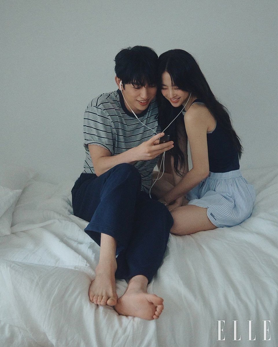 1gyva0's tweet photo. 내 기준 제일예쁜 커플화보
처음 봤을때 충격이 아직도 안잊힘..,, https://t.co/pbatU4ORnQ