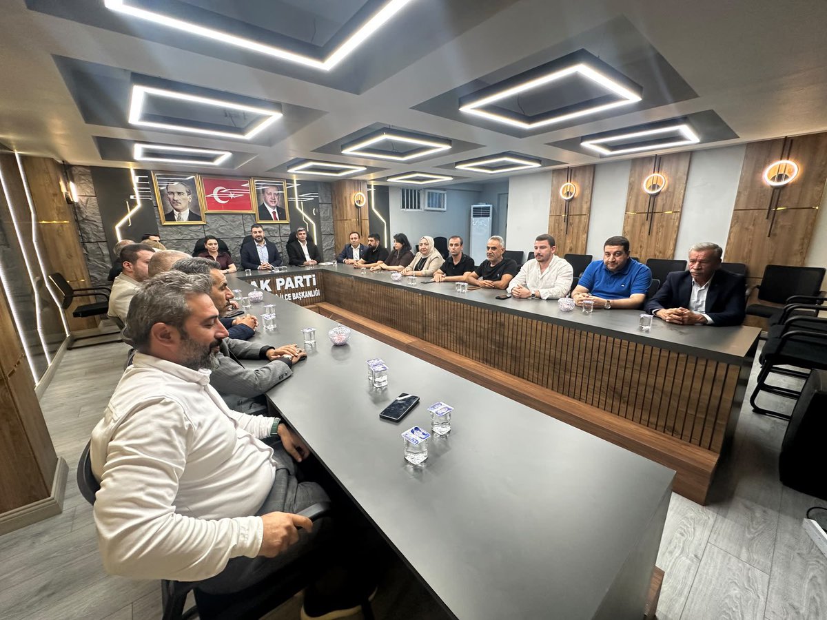 Karakopruak's tweet photo. Başkanımız Sn. Av. Orhan Çelik’in başkanlığında; İlçe Koordinatörümüz Sn. Ali Demir, Kadın Kolları Başkanımız Sn. Makbule Oruç ve Gençlik Kolları Başkanımız Sn. Fatih Bozdağ’ın katılımlarıyla haftalık olağan Yönetim Kurulu Toplantımızı gerçekleştirdik.

Gündemimiz net, hedeflerimiz büyük, istikametimiz belli.

Karaköprü için daha çok çalışıyor, teşkilatımızın gücüyle Türkiye Yüzyılı’na omuz veriyoruz. 💪🇹🇷
@RTErdogan
@bybekirbozdag
@abuyukgumus @hakanaksu058
@farukaytek @milhamigunbegi @avorhancelik @AliDemir8914344 @Makbulee_Oruc @FBozdag63