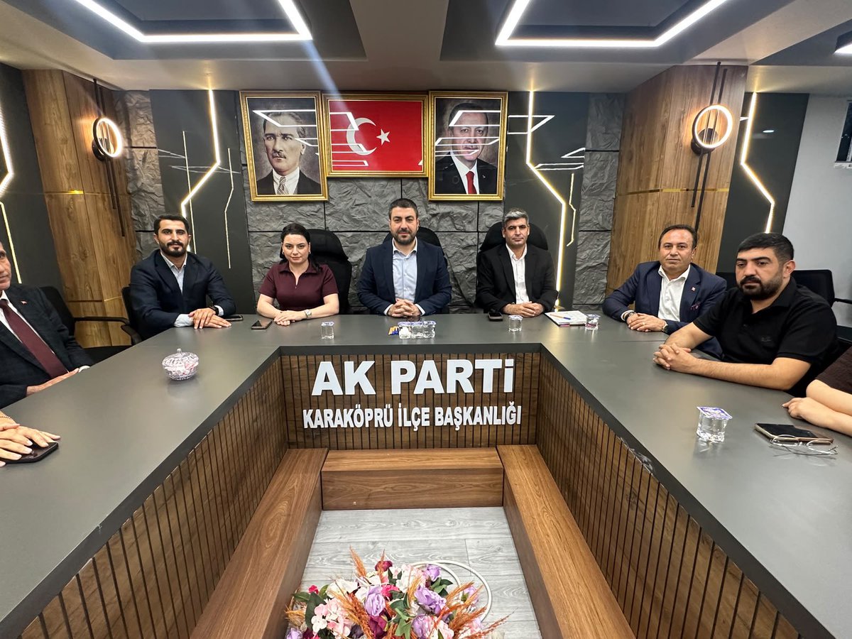 Karakopruak's tweet photo. Başkanımız Sn. Av. Orhan Çelik’in başkanlığında; İlçe Koordinatörümüz Sn. Ali Demir, Kadın Kolları Başkanımız Sn. Makbule Oruç ve Gençlik Kolları Başkanımız Sn. Fatih Bozdağ’ın katılımlarıyla haftalık olağan Yönetim Kurulu Toplantımızı gerçekleştirdik.

Gündemimiz net, hedeflerimiz büyük, istikametimiz belli.

Karaköprü için daha çok çalışıyor, teşkilatımızın gücüyle Türkiye Yüzyılı’na omuz veriyoruz. 💪🇹🇷
@RTErdogan
@bybekirbozdag
@abuyukgumus @hakanaksu058
@farukaytek @milhamigunbegi @avorhancelik @AliDemir8914344 @Makbulee_Oruc @FBozdag63