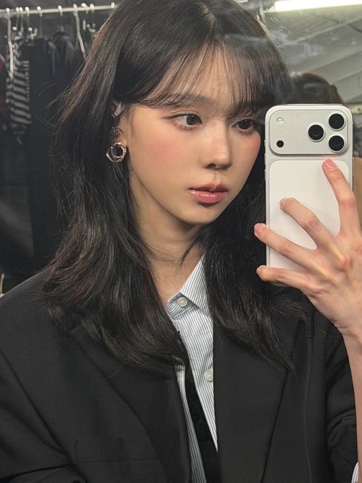 chroash's tweet photo. missing minjeong’s black hair https://t.co/GeZIEixKVZ