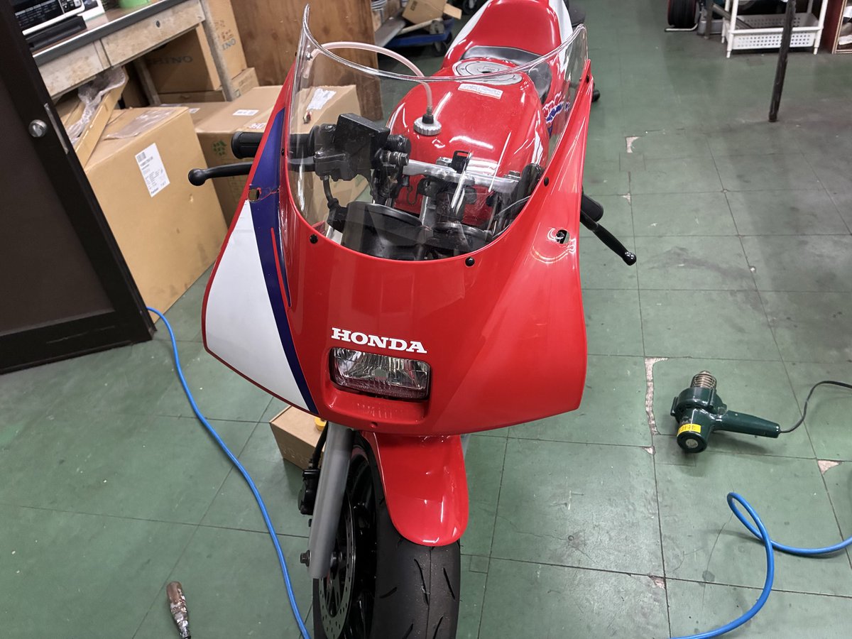 hakuro_400r's tweet photo. #NSR50
#NSR80
#NSR
＃2スト
＃レストア
アッパーカウル第２段！
FRPカウルが済んだのでノーマルカウルのステッカー剥がして新しいステッカー貼り替え
それとスクリーン左右にもステッカー貼りタンクのコーションステッカーも
もう直ぐ完成しますよう https://t.co/08HQcczn2X