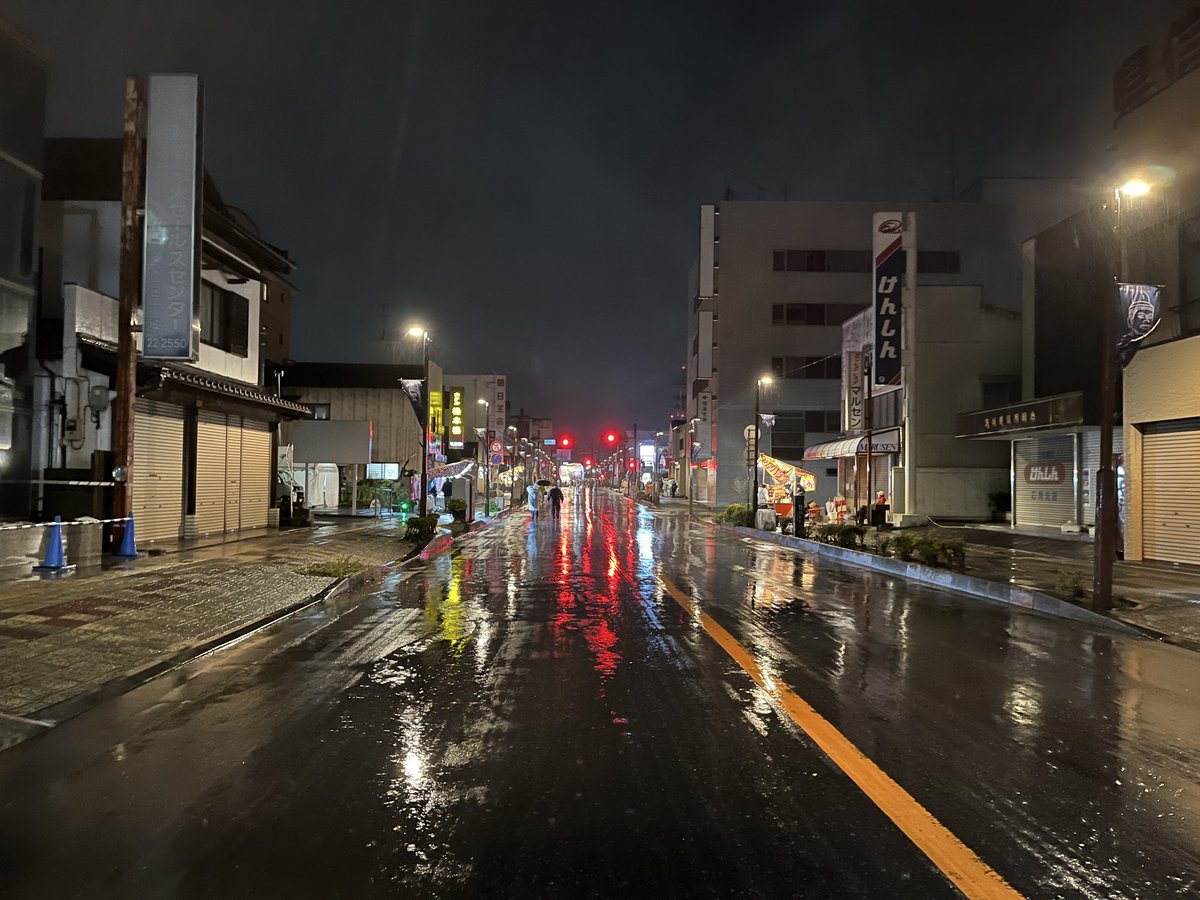 midya_'s tweet photo. 石岡のおまつりは昨日が最終日。
最終日ならね、もう人混みのはず。
だけど、台風の影響で。。。
最終日の20時前の香丸町。
中町と、国分町方面の通り。
ほぼ警備、警察の方しかいない。
国分方面、まだ香丸町が會所で、
頑張ってるのが（笑） https://t.co/DmYFM1lDEB