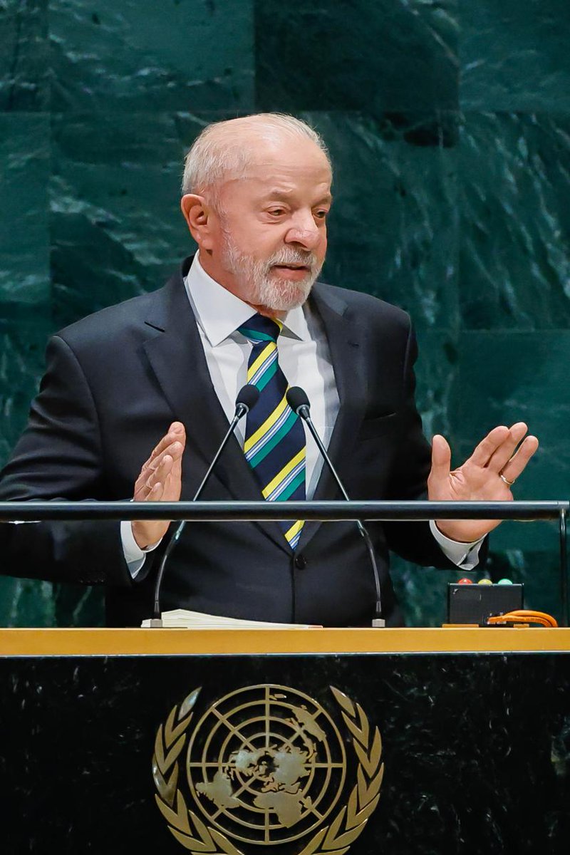 LulaOficial's tweet photo. 📝 Discurso do presidente Lula na Assembleia Geral da ONU

Esta é a décima ocasião em que abro o Debate Geral desta Assembleia.

Desde que ocupei pela primeira vez esta tribuna, em 2003, este é o momento mais crítico das Nações Unidas. O sentimento que me move hoje é o da indignação.

A ONU está falhando em uma das suas missões mais elevadas: a de livrar a humanidade do flagelo da guerra.

Sua credibilidade nunca esteve tão baixa.

Sua capacidade de proteger os mais vulneráveis – os que não têm exército, nem arsenais – nunca foi tão pequena.

Somos todos reféns do imobilismo de um Conselho de Segurança que não cumpre o seu papel.

Em 1946, já na primeira sessão desta Assembleia, o Brasil alertava para o alto preço que a comunidade internacional pagaria pelo direito de veto.

Esse vício de origem da Carta da ONU conferiu às grandes potências o privilégio da insensatez.

A esse pecado original soma-se agora uma profunda crise de liderança.

O ano de 2025 registrou o maior número de conflitos armados desde a Segunda Guerra Mundial.

Trilhões de dólares financiam uma nova corrida armamentista.

Tensões geopolíticas ameaçam transformar confrontos regionais em uma conflagração de proporções globais.

Os que detêm as rédeas das decisões cruciais devem atuar com responsabilidade e sentido de urgência.

Os líderes dos países que integram o Conselho de Segurança precisam se reunir.

Não desconheço as realidades do poder.

Mas as concessões à lei do mais forte já passaram dos limites.

Isso não é idealismo. É o mais puro realismo.

A guerra não é a continuação da política por outros meios. É a falência total da política.

Num mundo interdependente, liderar é conciliar os interesses da pátria com os da humanidade.

Essa é a constatação de alguém que representa uma nação amante da paz e da liberdade.

Alguém que lutou contra uma ditadura militar e defendeu seu país contra um golpe de estado.

É a convicção de um operário eleito três vezes presidente e que retirou o Brasil do Mapa da Fome.

Esta Assembleia corrigiu recentemente distorções históricas.

Reconheceu o tráfico de africanos escravizados como o mais grave crime contra a humanidade.

Aprovou a representação mais precisa do mapa-múndi.

Agora deve se debruçar sobre temas determinantes para o futuro da humanidade.

Somos chamados a optar entre o multilateralismo ou unilateralismo. A democracia ou extremismo. Soberania ou subordinação.

Essas escolhas demandam coragem, vontade política e clareza de objetivos.

Isso é o que se espera de um Estadista.

📸 @ricardostuckert