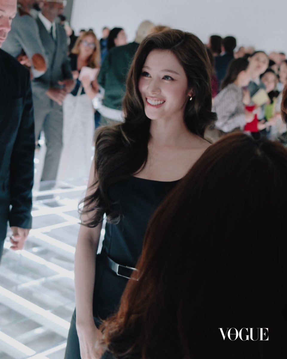 VogueThailand's tweet photo. #VogueFashionWeek เปิดภาพถ่ายอัลบั้มเอ็กซ์คลูซีฟของเหล่าเซเลบริตี้คนดัง ภายในโชว์ Prada คอลเล็กชั่นฤดูใบไม้ผลิ/ฤดูร้อน 2027 นำโดยแบรนด์แอมบาสเดอร์ อาทิ ‘น้ำตาล-ทิพนารี’ , ‘SANA’ และแขกคนสำคัญอย่าง ‘Lee Dohyun’ , ‘พราว-อรณิชา’ , ‘Heart Evangelista’ อีกมากมาย ส่งตรงจากมิลานแฟชั่นวีก #PRADA #PRADASS27

Photo: @ daan_sachdev