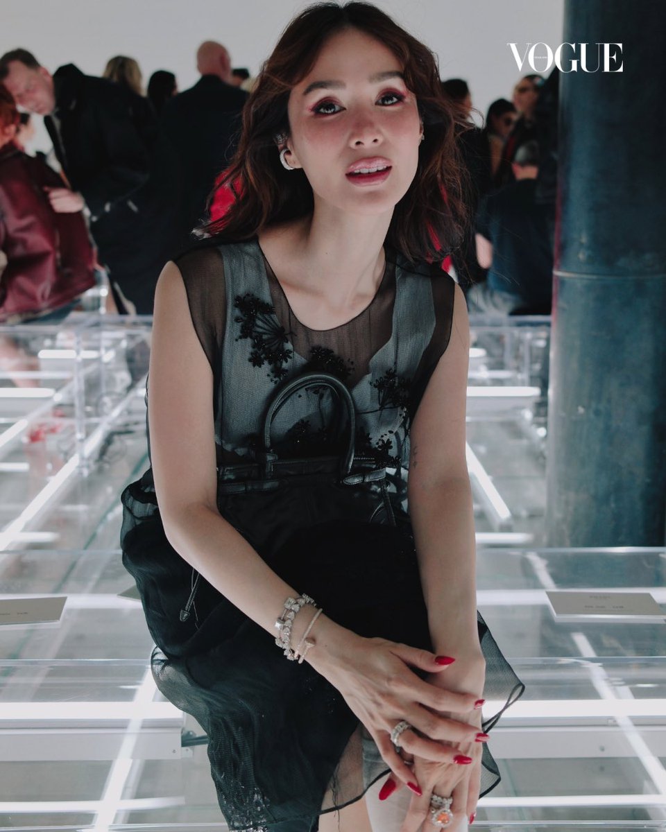 VogueThailand's tweet photo. #VogueFashionWeek เปิดภาพถ่ายอัลบั้มเอ็กซ์คลูซีฟของเหล่าเซเลบริตี้คนดัง ภายในโชว์ Prada คอลเล็กชั่นฤดูใบไม้ผลิ/ฤดูร้อน 2027 นำโดยแบรนด์แอมบาสเดอร์ อาทิ ‘น้ำตาล-ทิพนารี’ , ‘SANA’ และแขกคนสำคัญอย่าง ‘Lee Dohyun’ , ‘พราว-อรณิชา’ , ‘Heart Evangelista’ อีกมากมาย ส่งตรงจากมิลานแฟชั่นวีก #PRADA #PRADASS27

Photo: @ daan_sachdev