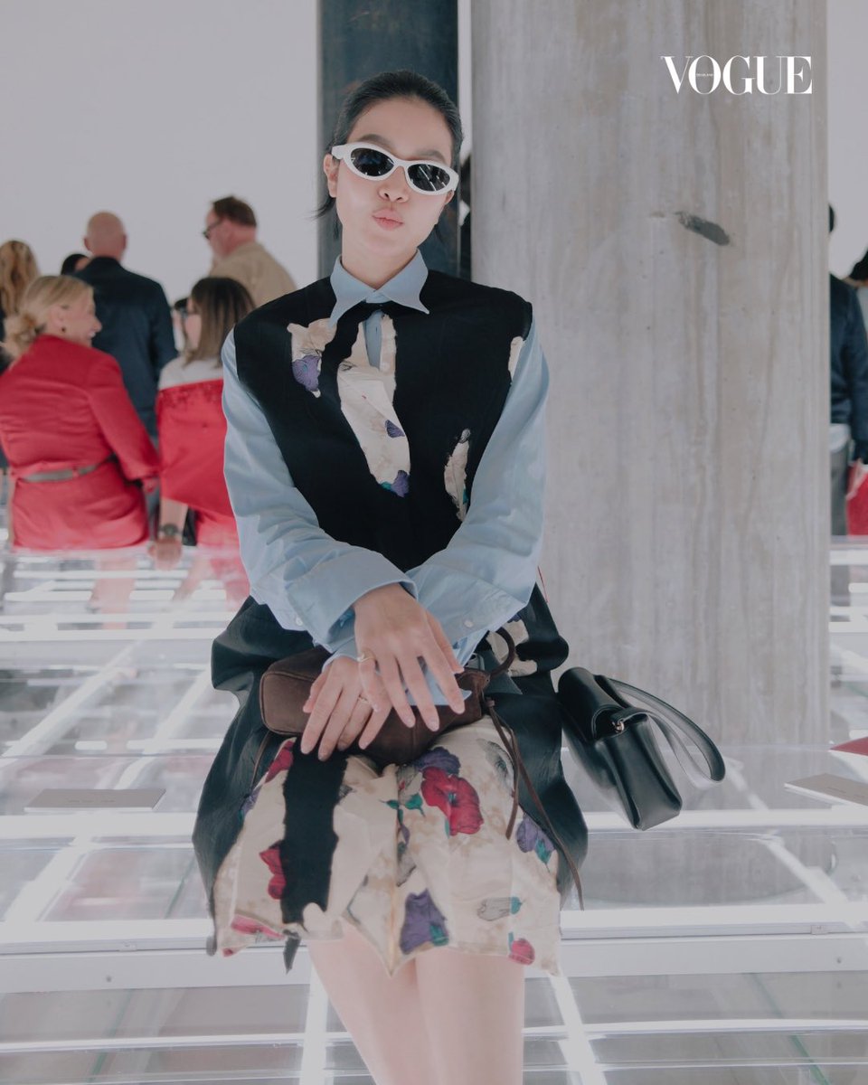 VogueThailand's tweet photo. #VogueFashionWeek เปิดภาพถ่ายอัลบั้มเอ็กซ์คลูซีฟของเหล่าเซเลบริตี้คนดัง ภายในโชว์ Prada คอลเล็กชั่นฤดูใบไม้ผลิ/ฤดูร้อน 2027 นำโดยแบรนด์แอมบาสเดอร์ อาทิ ‘น้ำตาล-ทิพนารี’ , ‘SANA’ และแขกคนสำคัญอย่าง ‘Lee Dohyun’ , ‘พราว-อรณิชา’ , ‘Heart Evangelista’ อีกมากมาย ส่งตรงจากมิลานแฟชั่นวีก #PRADA #PRADASS27

Photo: @ daan_sachdev