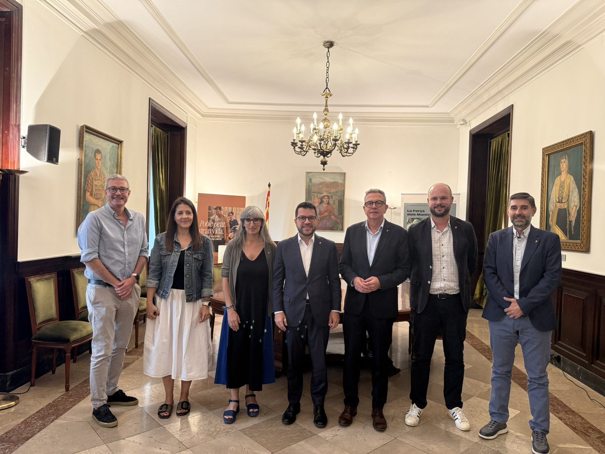 LoJoan's tweet photo. Rebem a @DiputacioLleida el president @perearagones. Li he agraït la feina feta durant la seva presidència al Govern de la Generalitat, sobretot en temes com el suport al G10 o als projectes de transformació econòmica, on la col·laboració amb la Diputació va ser clau. https://t.co/aYjuTENb8J