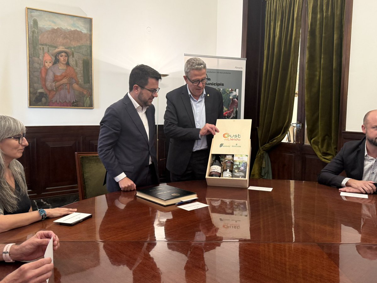 LoJoan's tweet photo. Rebem a @DiputacioLleida el president @perearagones. Li he agraït la feina feta durant la seva presidència al Govern de la Generalitat, sobretot en temes com el suport al G10 o als projectes de transformació econòmica, on la col·laboració amb la Diputació va ser clau. https://t.co/aYjuTENb8J
