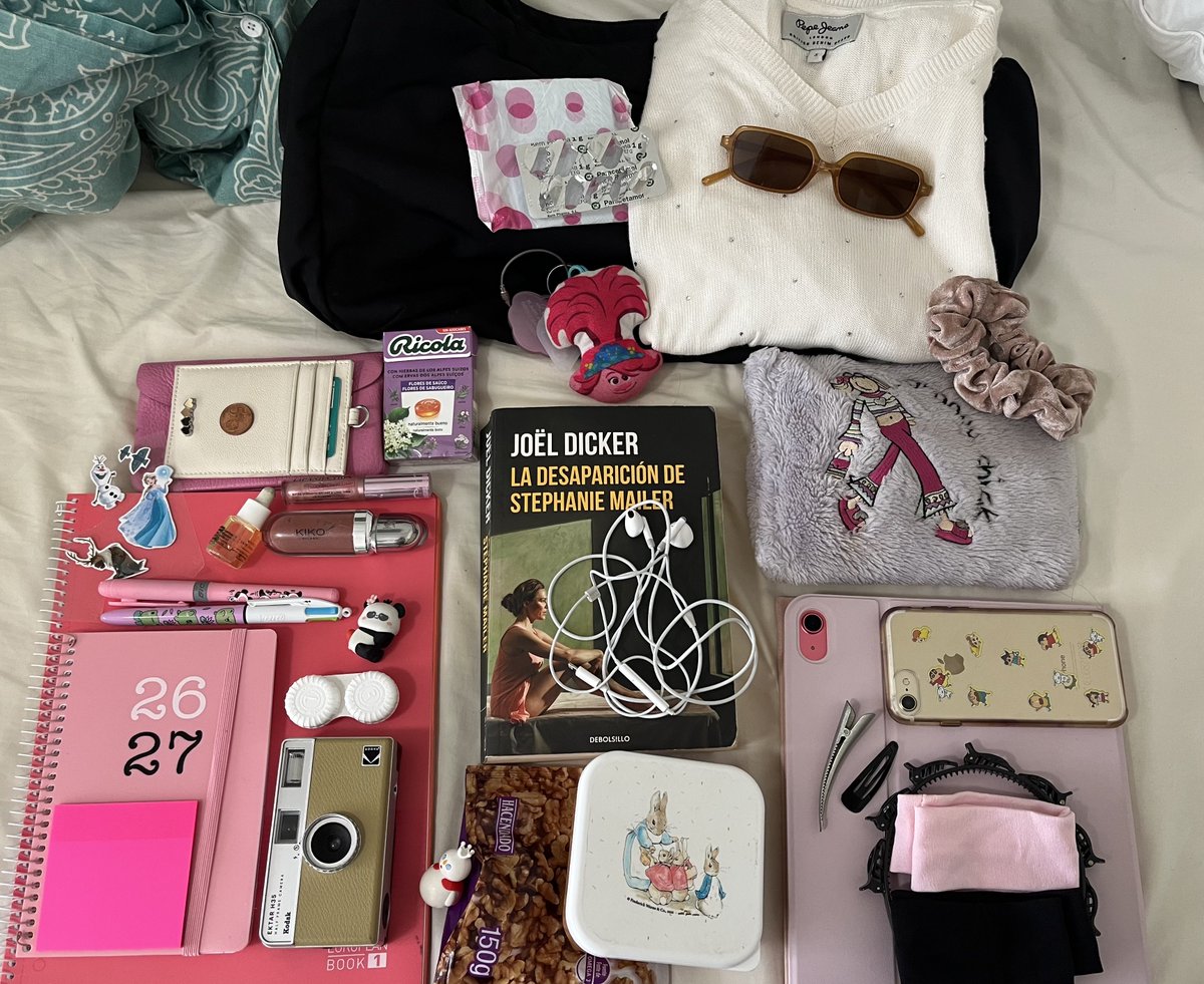 svetrosiee's tweet photo. what i carry in my big ass uniqlo bag as an insanely type b uni student https://t.co/93wZZPtT9J
