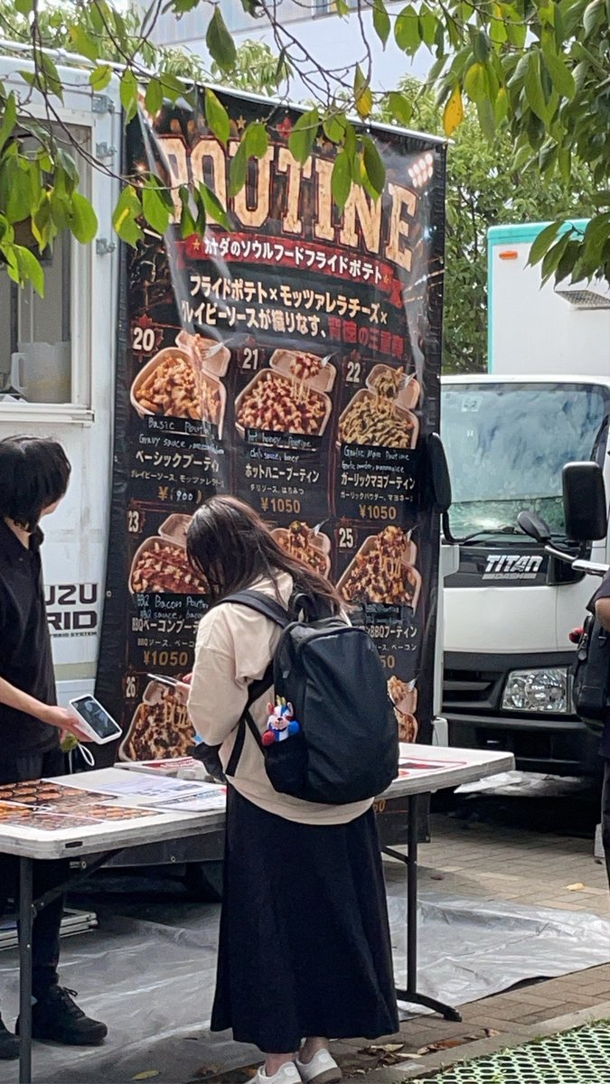 Three_peat_HR's tweet photo. 近江牛のチーズステーキサンド 、¥2,300はさすがに高いなと思ったけど、開幕戦なのでエイヤで買った！
肉汁とチーズでめちゃくちゃ背徳の味。
後悔なし。
アブラで手がベッタベタになるのでウェットティッシュ必須だった😶 https://t.co/YF8YudUpG7