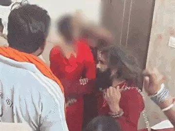askrajeshsahu's tweet photo. मथुरा के वृंदावन में महिलाओं ने एक साधु की लाठी-डंडों से पिटाई कर दी। इसके बाद कमरे से खींचकर साधु को बाहर ले गईं। वहां लात-घूसों से पीटा। महिलाओं का कहना है कि बाबा विधवा और निसंतान महिलाओं को अपने जाल में फंसाकर शारीरिक संबंध बनाता था।

आरोप है कि बाबा ने करीब 100 महिलाओं को अपने जाल में फंसाया। फिर उनका वीडियो बनाकर ब्लैकमेल किया। बदनामी के डर से कई महिलाएं शिकायत नहीं कर पाईं।