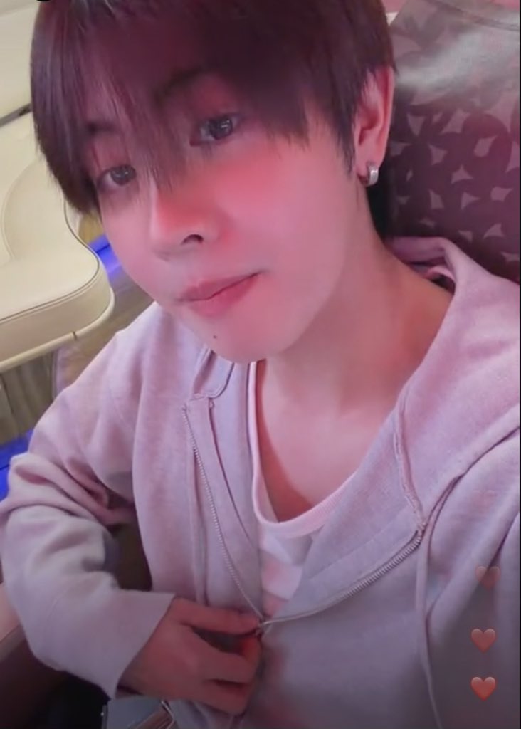 dntdisturbx's tweet photo. แล้วสวยอะไรขนาดนั้น บี๋พี่หวง ใส่เสื้อดีๆ https://t.co/7cviP0PDYn