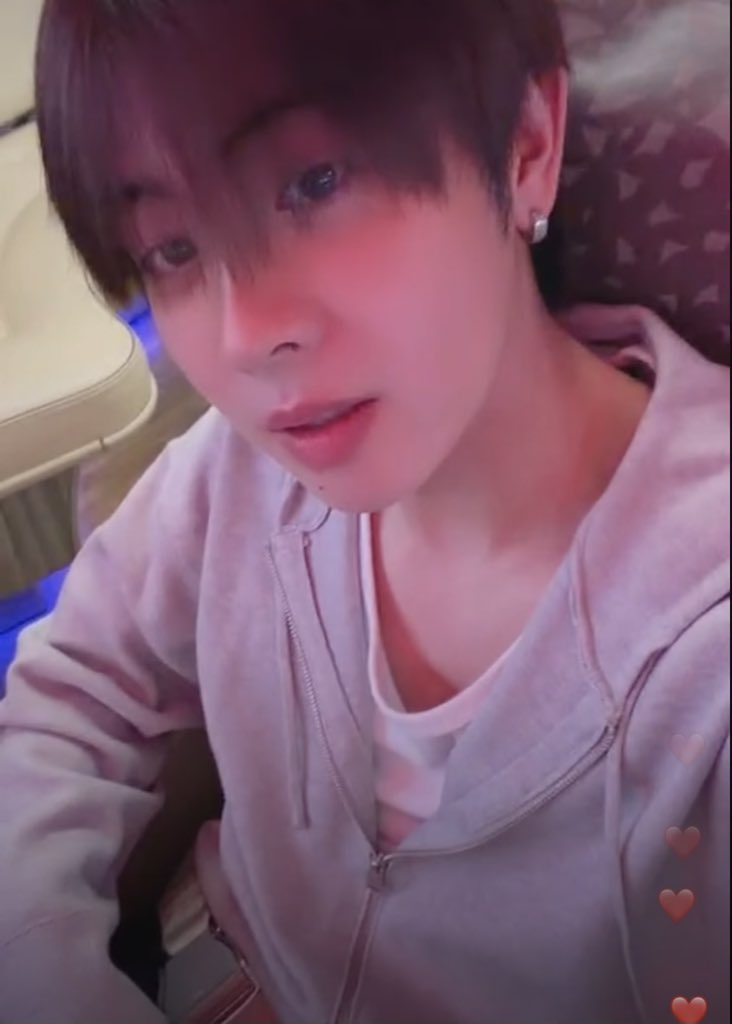 dntdisturbx's tweet photo. แล้วสวยอะไรขนาดนั้น บี๋พี่หวง ใส่เสื้อดีๆ https://t.co/7cviP0PDYn