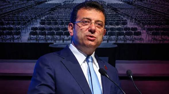 frekanstr_'s tweet photo. Ekrem İmamoğlu, fon krizi hakkında;

"Ekrem'in saçının teline kadar bakalım, yazlığının kapısını kıralım, babasının tarlasını kazalım diyorlar. 

Halbuki ben şu anda Türkiye'de bu fon işinin içinde olanların babalarının tarlalarını kazmalarını beklerim. 

500 bin kişinin dolandırıldığının konuşulduğu bir olayla ilgili o insanları afişe edecekler mi merak ediyorum"