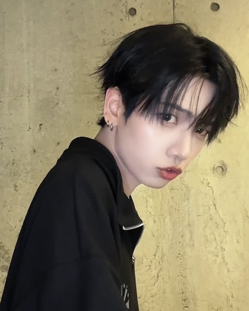 ilysmyungz's tweet photo. he’s serving vampire myung realness god he’s so pretty https://t.co/HuFRfbDjEN