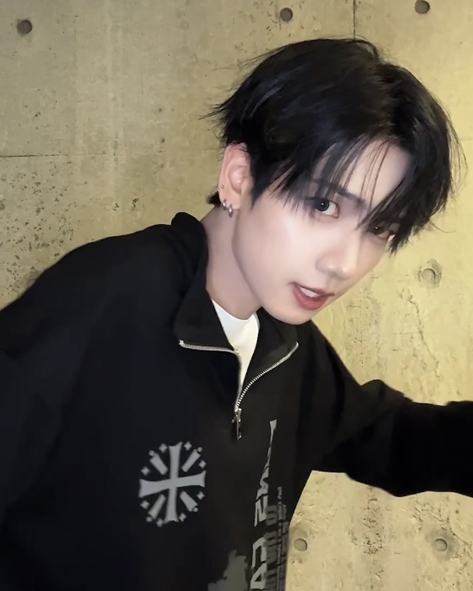 ilysmyungz's tweet photo. he’s serving vampire myung realness god he’s so pretty https://t.co/HuFRfbDjEN