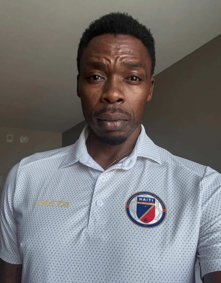 LEquipe237's tweet photo. ⚪️🔵 OFFICIEL ! L’ancien gardien des Lions Indomptables Idriss Carlos Kameni est le nouvel entraîneur des gardiens de but de l’équipe nationale d’Haïti. 🇨🇲🤝🇭🇹 🇭🇹🧤 #lequipe237

Une nouvelle aventure internationale pour le portier camerounais, qui met désormais son expérience au service des Grenadiers. 🧤