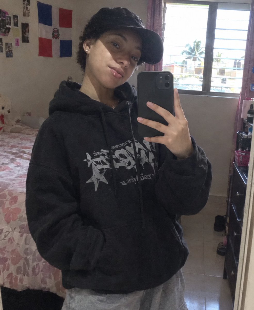 iskaki809's tweet photo. tuesday always feels so boring.... like we have to wait 4 more days for the weekend https://t.co/ZPpzjt1DaS