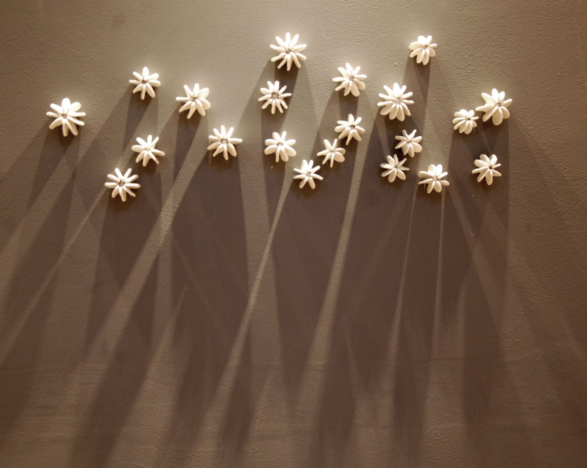 CathySavels_Art's tweet photo. Carambola is one of my latest installation designs. It's available with or without gold leaf orbs. It casts such lovely shadows. Who knows what inspired me?
#installationart #interiordesign #homedecor #corporateart #foyer #publicart #homedecor #interiorstyling #dimensionalart https://t.co/zc8peuAs0F