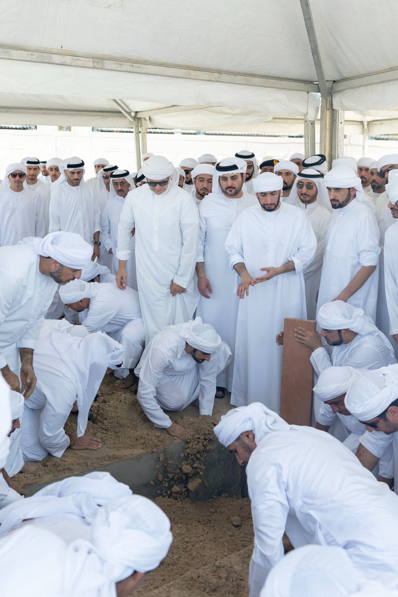 DXBMediaOffice's tweet photo. حمدان بن محمد، وإلى جانبه مكتوم بن محمد وأحمد بن محمد وأحمد بن سعيد ومنصور بن محمد، وجمع من المواطنين، يُشيّعون الجثمان الطاهر لفقيد الوطن الشيخ أحمد بن راشد آل مكتوم من مسجد زعبيل الكبير إلى مثواه الأخير، حيث وُوري الثرى في مقبرة أم هرير بدبي. https://t.co/twa4u0fUy5