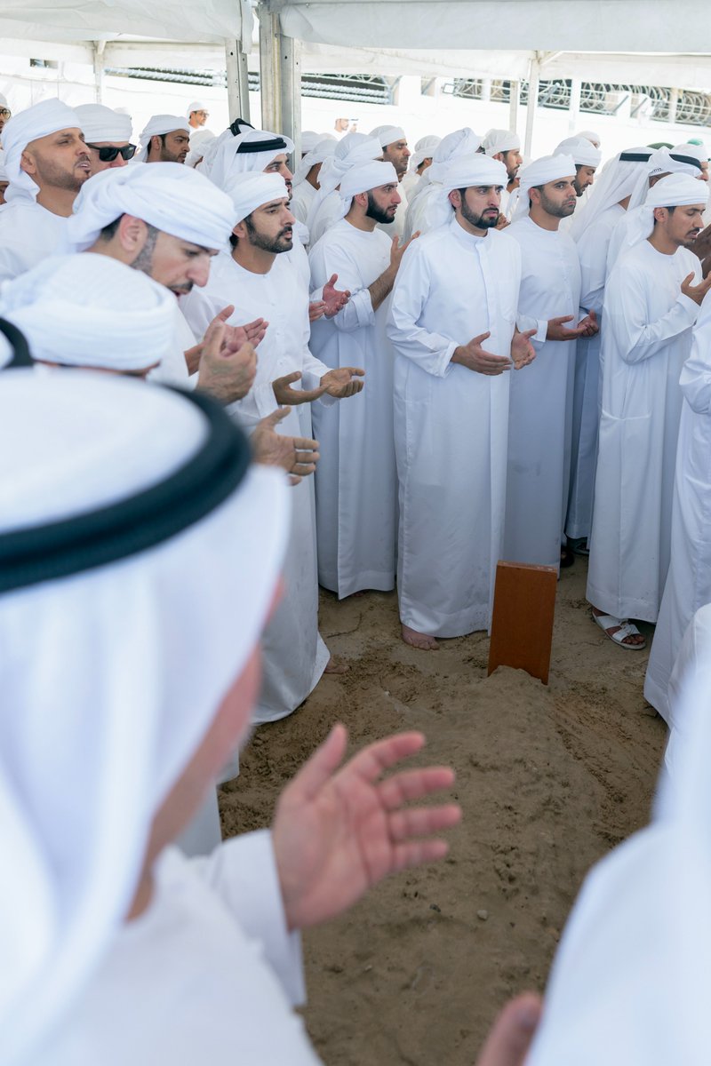 DXBMediaOffice's tweet photo. حمدان بن محمد، وإلى جانبه مكتوم بن محمد وأحمد بن محمد وأحمد بن سعيد ومنصور بن محمد، وجمع من المواطنين، يُشيّعون الجثمان الطاهر لفقيد الوطن الشيخ أحمد بن راشد آل مكتوم من مسجد زعبيل الكبير إلى مثواه الأخير، حيث وُوري الثرى في مقبرة أم هرير بدبي. https://t.co/twa4u0fUy5