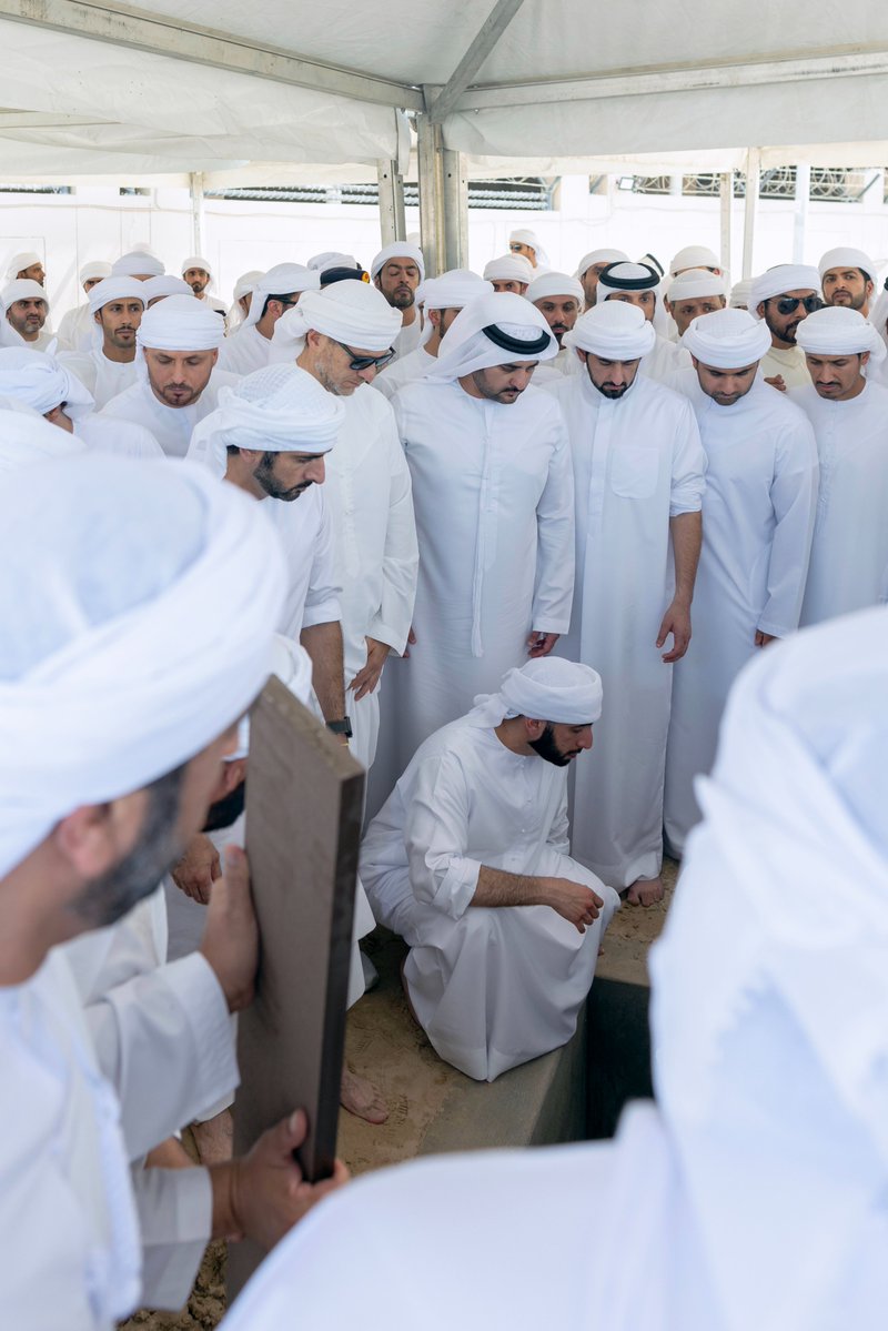 DXBMediaOffice's tweet photo. حمدان بن محمد، وإلى جانبه مكتوم بن محمد وأحمد بن محمد وأحمد بن سعيد ومنصور بن محمد، وجمع من المواطنين، يُشيّعون الجثمان الطاهر لفقيد الوطن الشيخ أحمد بن راشد آل مكتوم من مسجد زعبيل الكبير إلى مثواه الأخير، حيث وُوري الثرى في مقبرة أم هرير بدبي. https://t.co/twa4u0fUy5