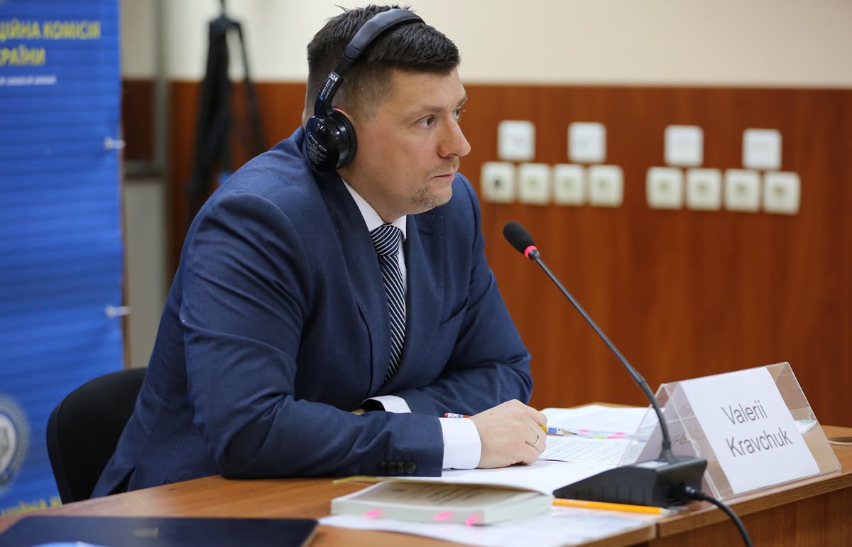 zer0corruption_'s tweet photo. На фото - прокурор Генеральної інспекції Офісу Генпрокурора Валерій Кравчук, який претендує на посаду судді Спеціалізованого апеляційного адмінсуду. Це впливовий суд, який створюють замість ліквідованого Окружного адмінсуду Києва. 

��� Кравчук відомий тим, що фігурував у історії про автомобільні килимки. За даними медіа, підприємець з Київщини на мийці забрав килимки біля смітника, вважаючи їх покинутими. 

Килимки вартістю 880 грн насправді належали прокурору Кравчуку і на пошуки "винуватця" кинули патрульних, оперативно-розшукові та слідчі групи. Справа скерована до суду, а підприємцю загрожує від 5 до 8 років позбавлення волі.

Якби так виявляли недоброчесних прокурорів, то можливо і прокуратура була б трохи іншою. 

Власне сам Кравчук на співбесіді розповідав про те, як проводить таємні перевірки прокурорів та запевняв, що Генінспекція плідно працює на проактивне запобігання порушенням.

🔹 Тоді де була ця проактивність у випадку Кропиви та його "Музи"? Чи аналізувала інспекція їхні соцмережі? Які ризики виявила та яких заходів вжила? 

Для перегляду соцмереж навіть таємна перевірка не потрібна. Але чомусь Кравчука під час співбесіди про це не запитали. 

🔹 Як і не запитали про рідного брата, суддю Верховного Суду Володимира Кравчука. А ще про наукового керівника Семена Стеценка, який, за дивним збігом обставин, також є суддею Верховного Суду. 

Причому брат Кравчука, який раніше був членом Ради суддів, неодноразово виступав проти судової реформи та залучення міжнародників, які… зараз оцінюют�� його брата.

🔹 Є й квартирна історія. Із січня 2020 року Кравчук декларує користування квартирою площею 63 квадрати у Києві, яка належить його матері. 

На співбесіді з’ясувалося, що кошти на придбання житла давали і мати, і сам прокурор. Але власність оформили лише на матір. Чому? 

Схоже, що Кравчук не просто так зберігає реєстрацію в гуртожитку. Адже якщо він стане власником квартири, то втратить можливість отримати службове житло, право на яке неодноразово домагався через суд. 

🔹 Не з’ясували й того, як оплачуване викладання узгоджувалося з робочим графіком прокурора. 

Кравчук пишається тим, як перевіряє доброчесність інших прокурорів. Хотілося б побачити таку саму прискіпливість до нього самого. 

Адже питання щодо зв’язків кандидата, квартири та сумісництва були зазначені у зверненні ЦПК до ВККС та Експертної ради. Втім, відповідей на низку питань ми так і не почули.