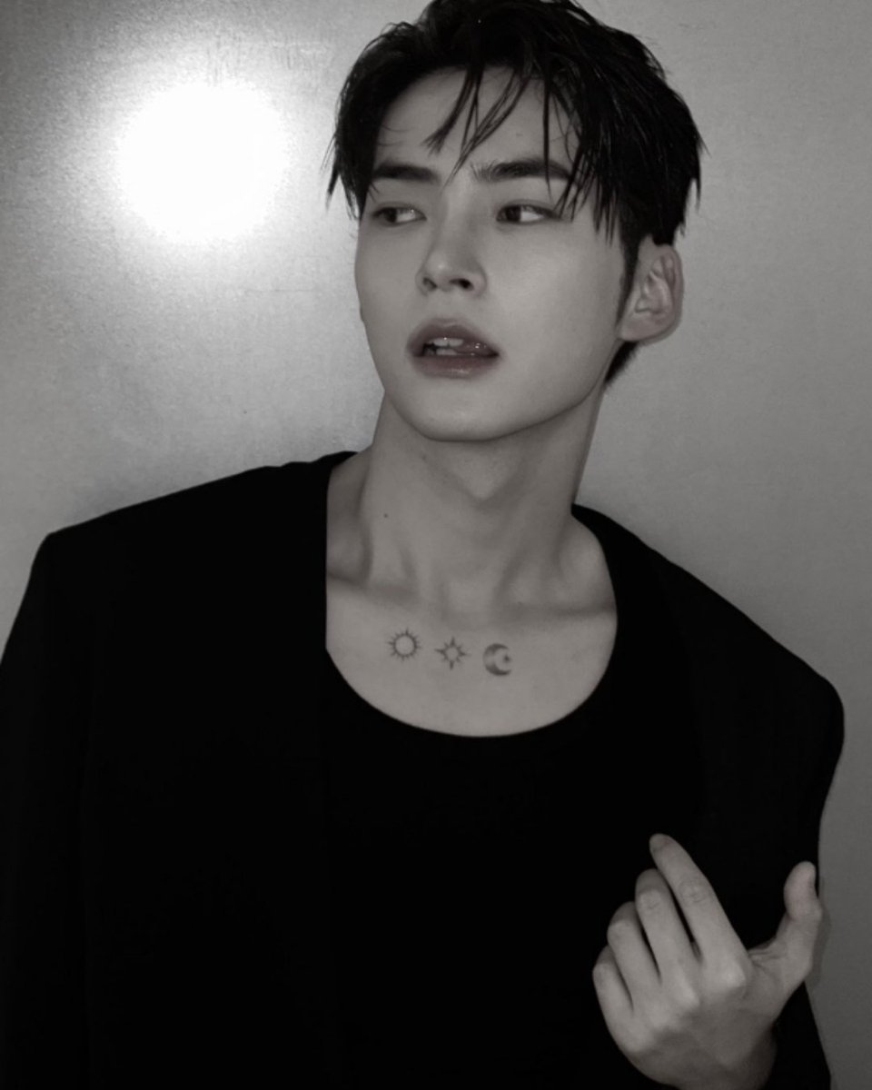 koreanpopbase's tweet photo. SUNG HANBIN debuts his new official logo.

Inspired by his own tattoo. https://t.co/NGrOvlSqCY