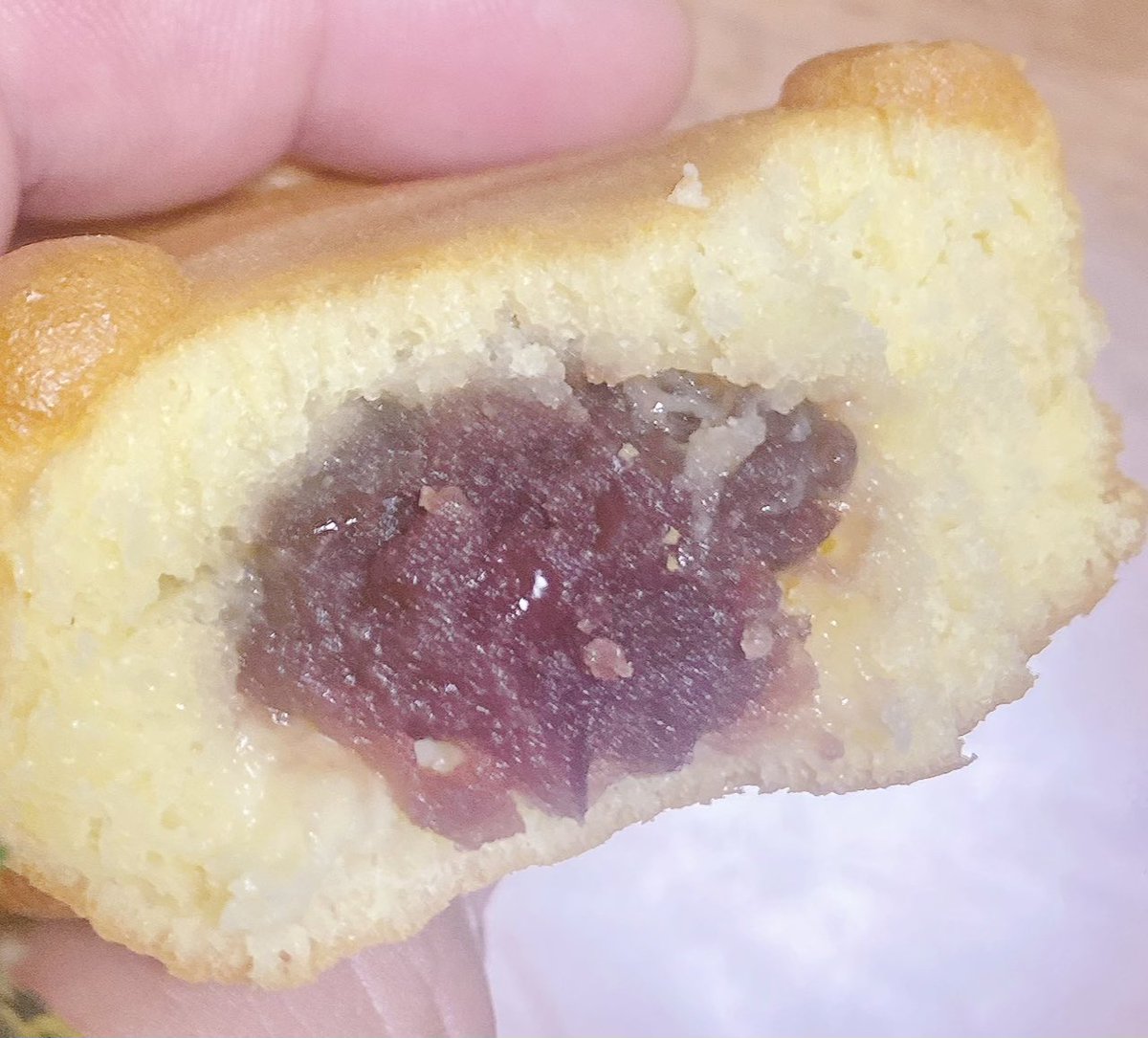 hjshimoiwa's tweet photo. デパ地下で仕入れたクマモン人形焼。復興の一助につながるか分からんけども、あんチーズをGET。���ャラ勝負物だけど、クマモンだけに結構デカい。あんことチーズも案外合うのを発見

あんバター見当たらない
24時！
#ADAMat
#22時

ADAM at - 「22時 feat. FRONTIER BACKYARD」
https://t.co/qdKHhbEH05 https://t.co/CR4vnqgDop