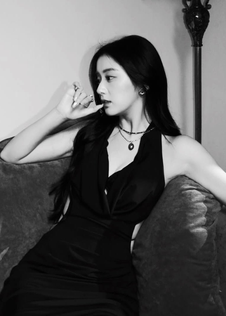 Ivybaa's tweet photo. Draped in black, sinking into red, quiet luxury with a dangerous little edge .✦ ݁˖ https://t.co/9wR24QN8HV