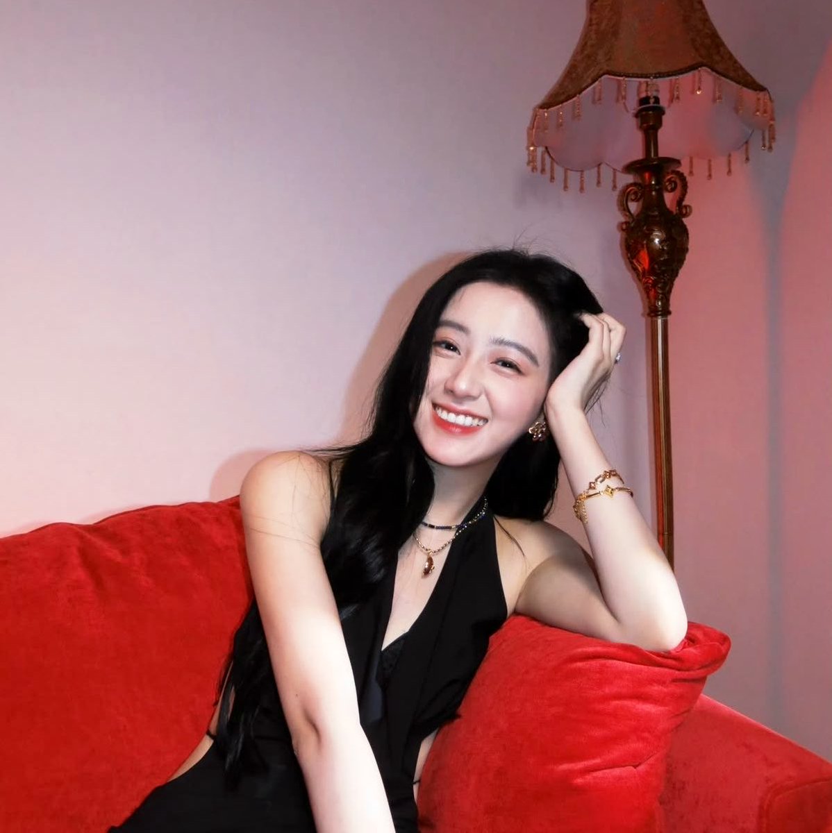 Ivybaa's tweet photo. Draped in black, sinking into red, quiet luxury with a dangerous little edge .✦ ݁˖ https://t.co/9wR24QN8HV