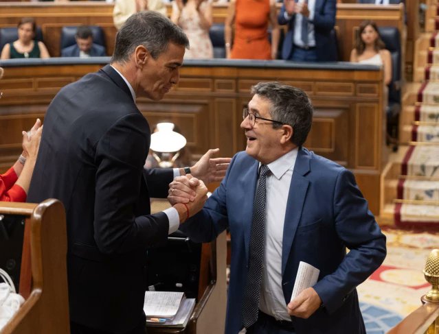 CLSaavedra1's tweet photo. Pachi López pasa la vida descalificando con enorme dureza a más de media España y luego diciendo que son ellos, los descalificados,  los que odian. Ganarse la vida metiéndose con los que disienten del Puto Amo, debe ser pesado. Pero cuando él se lo agradece Pachi casi se corre. https://t.co/iITqwR9sEL